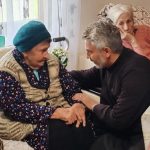O vorbă bună, ceva ajutoare, încurajare şi speranţă pentru bunicii aflaţi în centrul social de la Bălteni