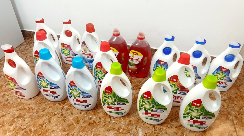 Peste 100 de litri de detergent confiscat de jandarmi într-o piață din Târgoviște