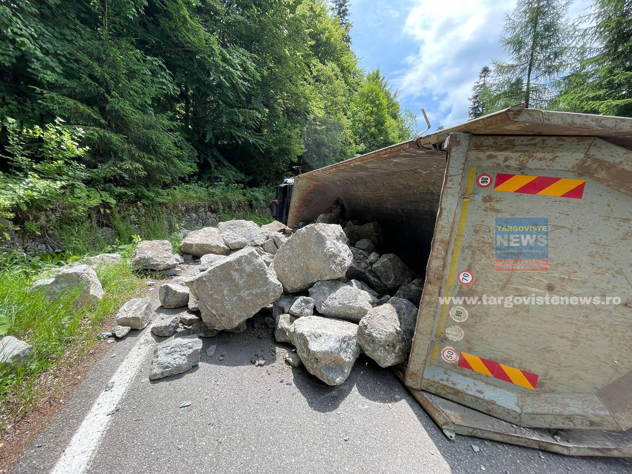 Un camion încărcat cu piatră s-a răsturnat pe Drumul Naţional 71, între Sinaia şi Târgovişte