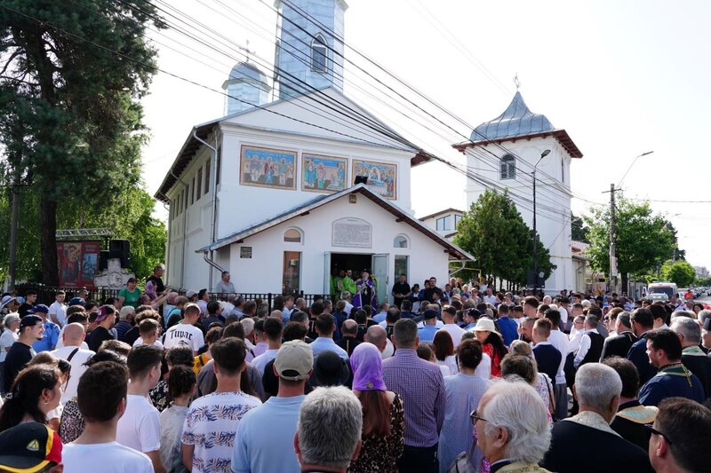 După ample lucrări de reabilitare, restaurare și înfrumusețare, biserica Parohiei Alba din Târgovişte a fost sfinţită