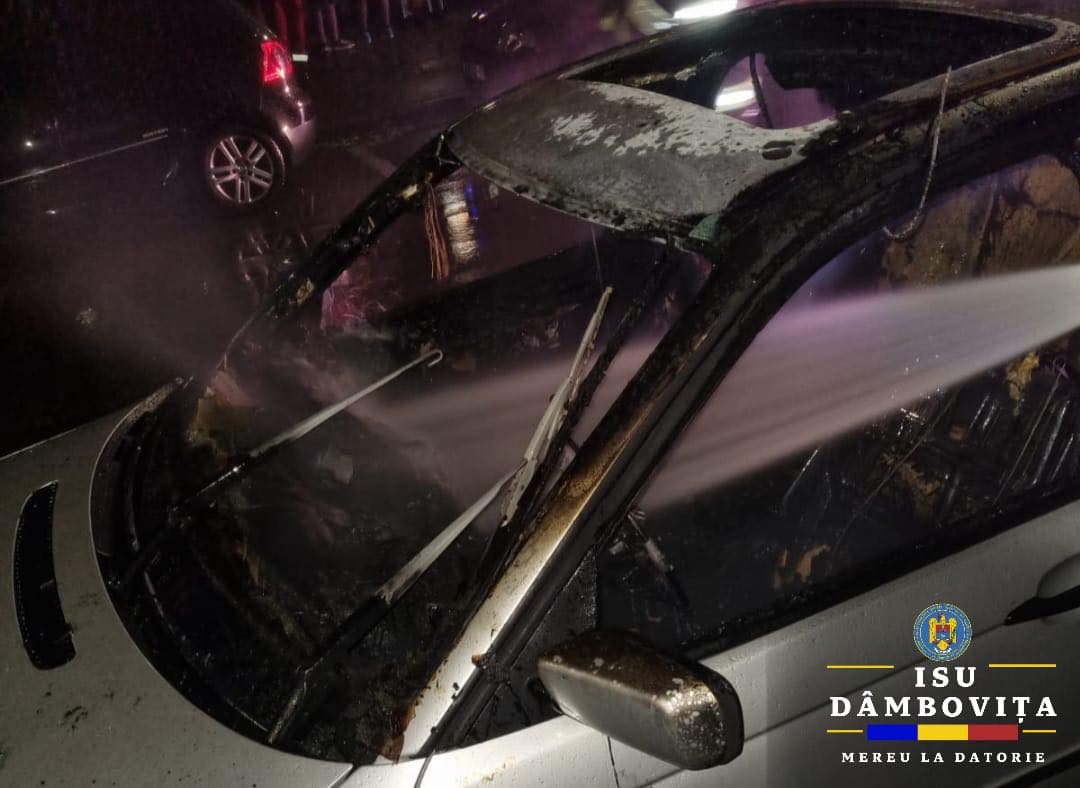 O mașină a luat foc, azi-noapte, în Târgoviște
