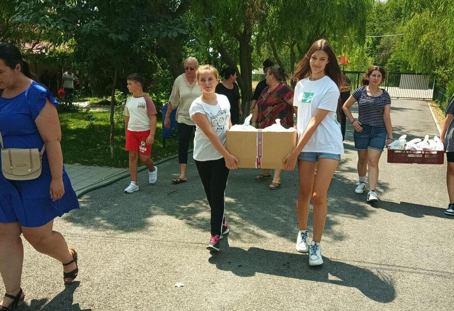 Tinerii voluntari alături de preoţi le-au făcut o nouă bucurie bunicilor aflaţi în grija centrului din Ghergani, Răcari
