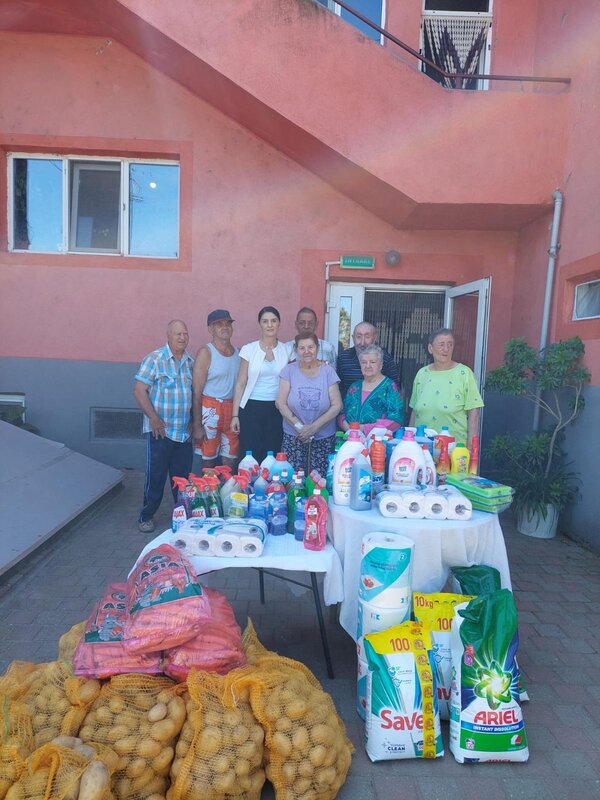 Preoții și voluntarii au oferit daruri Centrului de asistență medico-socială de la Niculești
