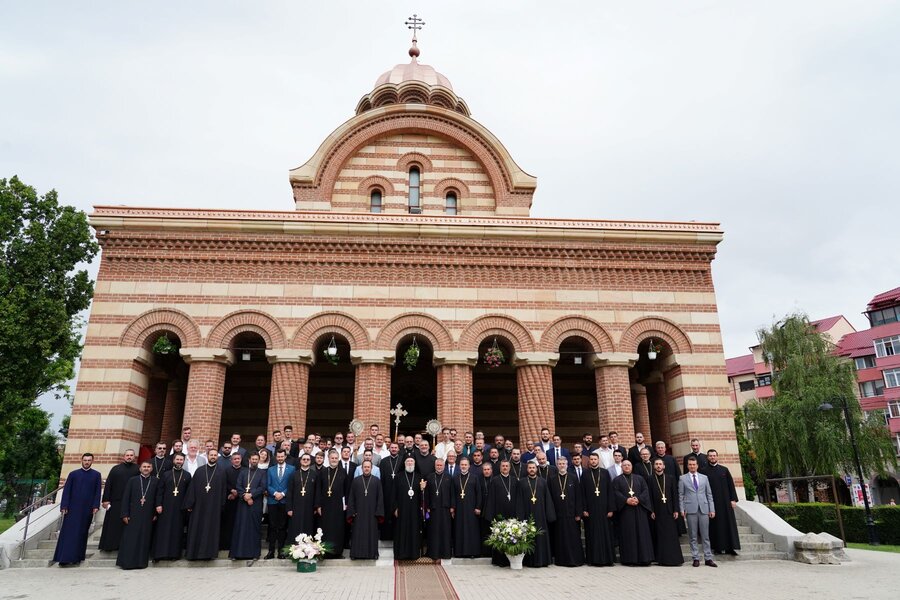 Absolvenții Facultății de Teologie au depus jurământul de credință, la Catedrala din Târgoviște